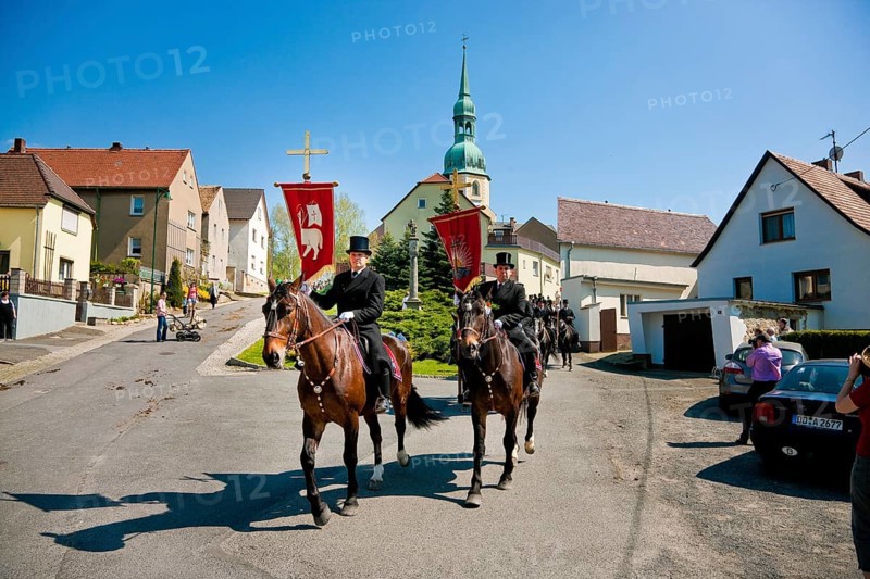 Every year at Easter there are about 5 processions in Lusatia, each with about 200 riders. The Catholic Church continues old Sorbian rites here. Thousands of spectators watch the impressive cavalcades
