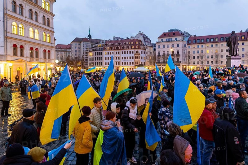 On the first anniversary of the Russian invasion of Ukraine, a large solidarity rally of Dresdeners with numerous Ukrainian refugees took place on Neumarkt in front of the Church of Our Lady. At the end, all participants came together to form a large chain of lights