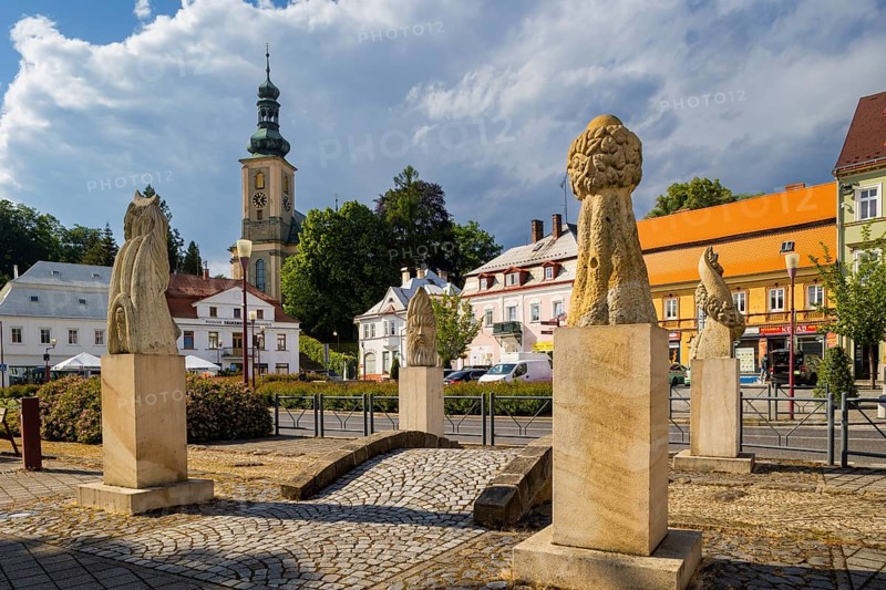 Krasna LÃ­pa (German Schönlinde) is a town with about 3500 inhabitants in the Okres DÄ›ÄÃ­n in the Czech Republic. Market square with St. Magdalena parish church, Bridge of the Four Elements