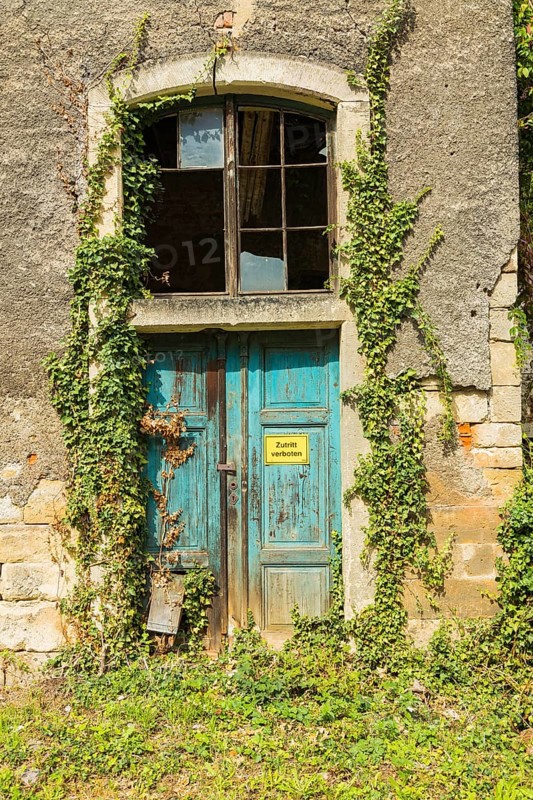 The Koenneritz barn, built in 1853, in ruinous condition after a fire in 2000. The former LPG pigsty, which served as a tool shed, was to be converted into a concert hall, a kind of cultural barn