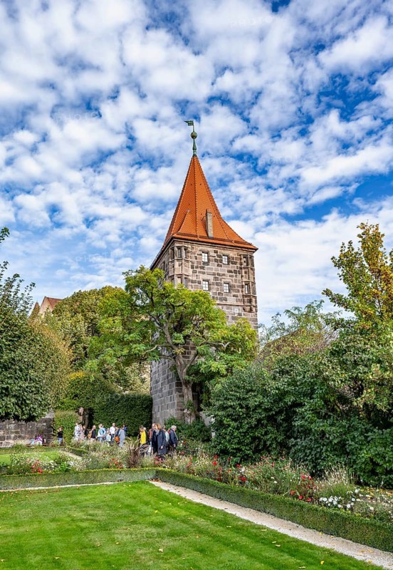 Tiergärtnertorturm, Burggarten, Kaiserburg, in autumn, Nuremberg, Middle Franconia, Bavaria, Germany, Europe