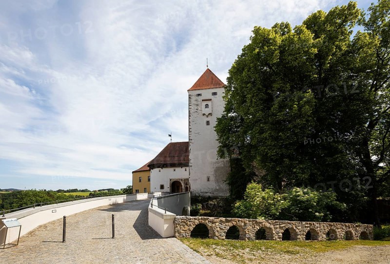 Stone bridge with bastion, Neuburg am Inn Castle, Neuburg am Inn, Lower Bavaria, Bavaria, Germany, Europe