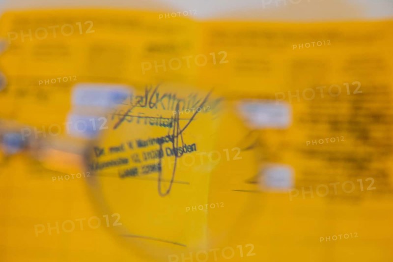 The number of forged vaccination cards is increasing. This means that vaccination opponents are not only endangering themselves, but also society. Pharmacists not only have experience in detecting forgeries, but now also technical tools. According to the new Infection Protection Act, falsified vaccination cards are forged documents punishable by imprisonment of up to 5 years