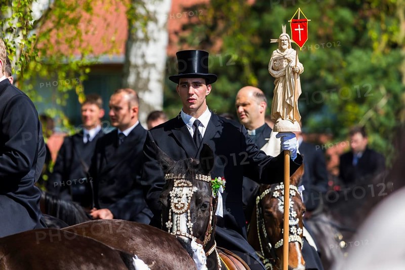 Easter riding procession in Crostwitz, Easter riding in Lusatia. Procession from Crostwitz to Panschwitz Kuckau. Every year at Easter, around 5 processions take place in Lusatia, each with around 200 riders. The Catholic Church continues old Sorbian rites here. Thousands of spectators watch the impressive processions on horseback
