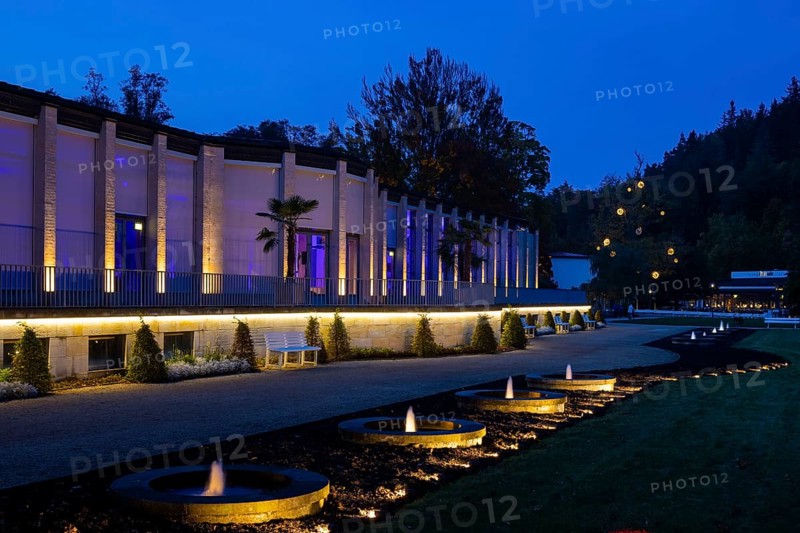 The Saxon State Spa Bad Elster has installed an impressive lighting system. A fascinating world of experience and lights in the Royal Gardens. The imposing architecture surrounded by masterful horticultural art and an illumination experience that is unique in Europe. Kunstwandelhalle