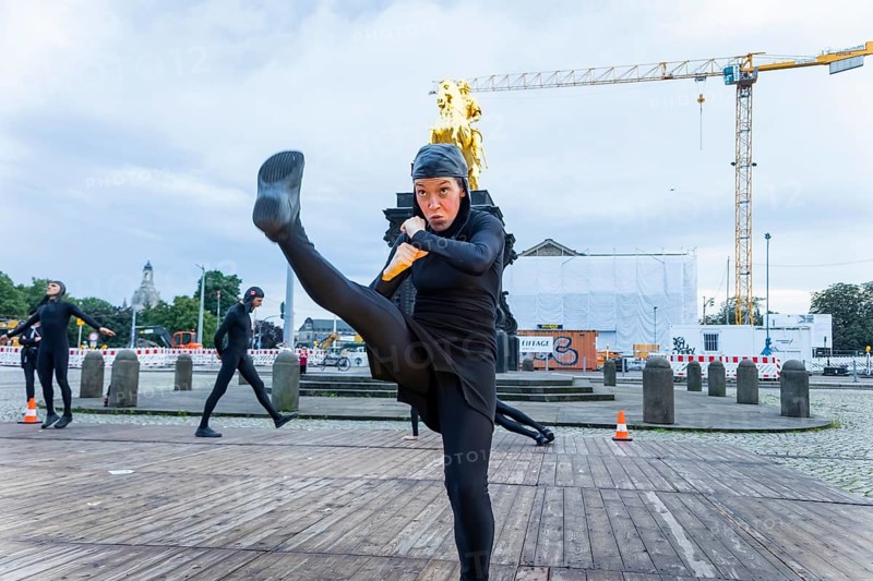 Due to the pandemic, the Schaubudensommer 2021 was moved to the more spacious main street in Dresden's new town. Here, international artists enchanted their audiences. CORPUS (CAN)
