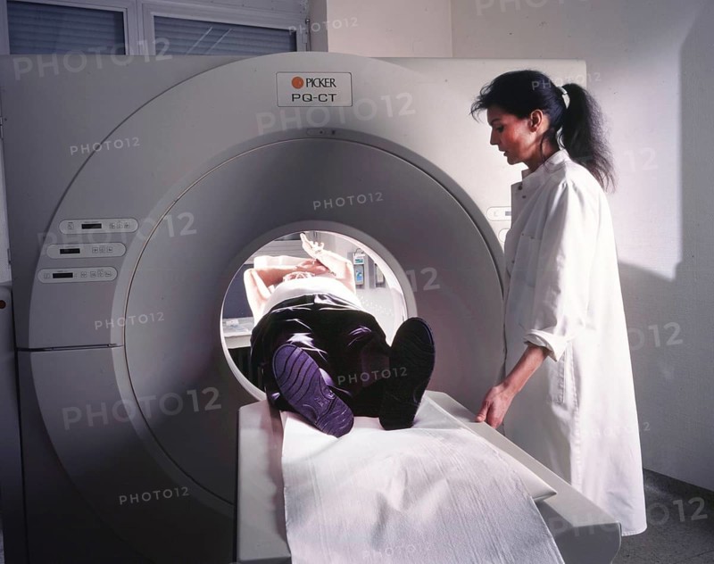 A computer tomograph (CT) is an imaging procedure in radiology, here on 21.11.1995 in Schwerte in a radiology practice, and is used for modern diagnostics in medicine, DEU, Germany, Schwerte, Europe