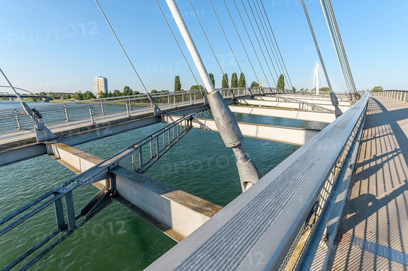 Die Deux-Rives-Fussgängerbrücke zwischen Deutschland und Frankreich in Kehl und Strassburg, ein Symbol der grenzüberschreitenden Zusammenarbeit. Bas-Rhin, Collectivite europeenne d'Alsace, Grand Est