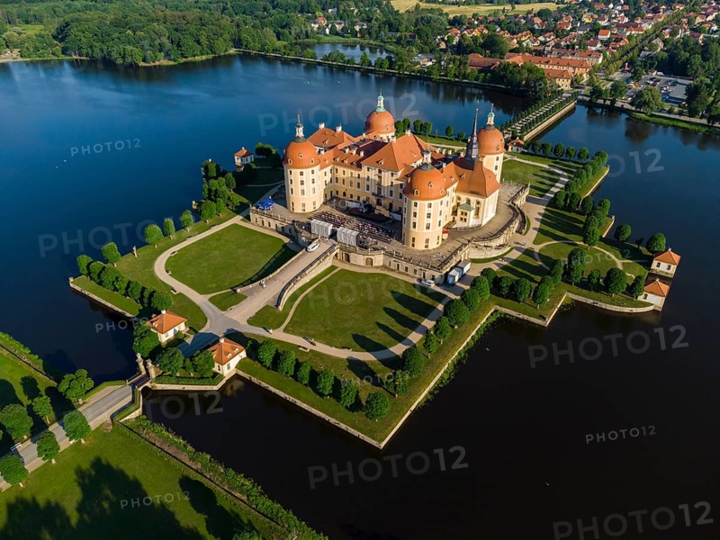 Three Bunny's Nuts for Cinderella, the successful play by the Landesbühnen Sachsen, premiered on 3 July at Moritzburg Castle, one of the film's locations. The new relaxations meant that normal theatre operations could take place. The Moritzburg Castle venue from the air