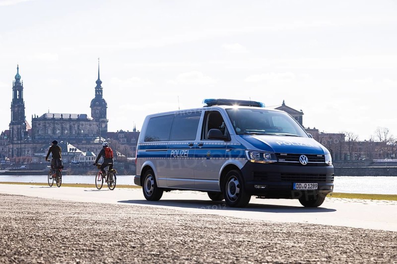The sunshine attracts many Dresdeners outdoors. Everyone is hoping for a relaxation of the Crona measures. Police patrol on the banks of the Elbe on the Elbe cycle path