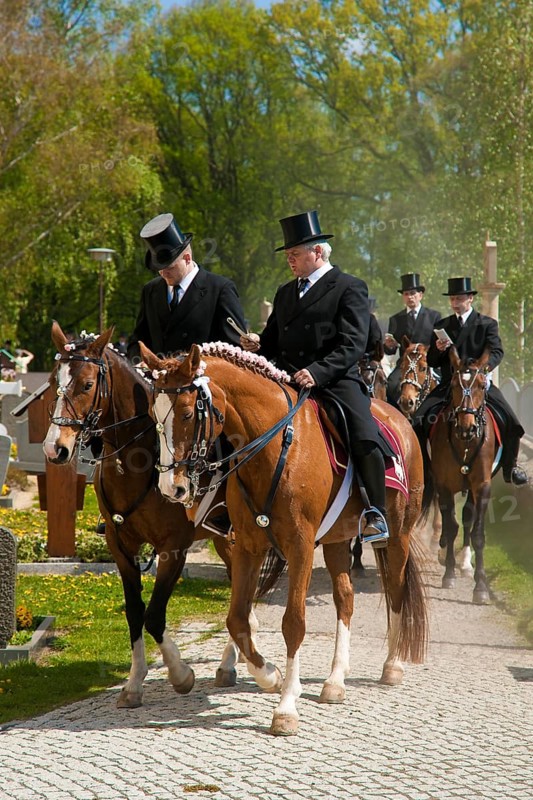 Every year at Easter there are about 5 processions in Lusatia, each with about 200 riders. The Catholic Church continues old Sorbian rites here. Thousands of spectators watch the impressive cavalcades