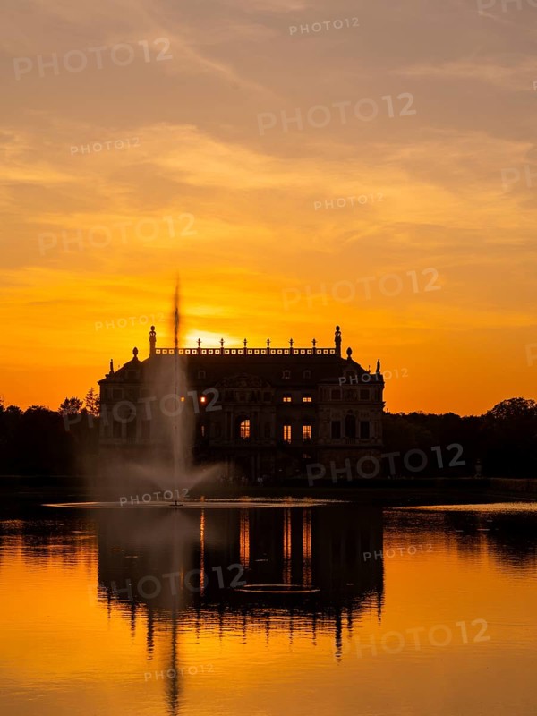 Evening atmosphere at the Palais Pond with Palais in the Great Garden