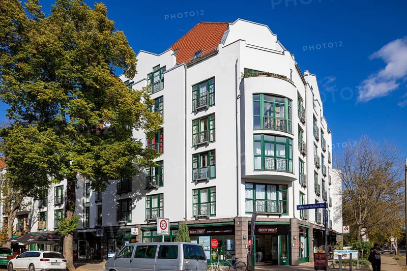 Residential and commercial building Mildred-Scheel-Strasse 2 4