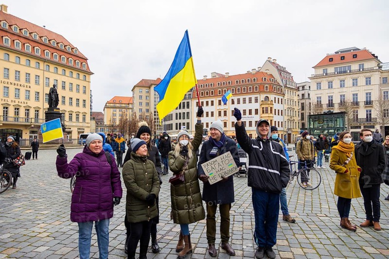 In Dresden, people gathered again on Neumarkt in front of the Church of Our Lady. On posters and banners they demanded, among other things, Stop the War and Freedom for Ukraine and expressed their solidarity with the people in Ukraine