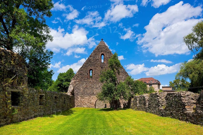 Altzella monastery. The bulk buildings on the other side of the mill race were used to store the farmers' grain on several floors, one above the other. Empty beer and wine barrels, carts, sledges, wheels and runners were stored in the barn-like basement. The gables and enclosing walls of both buildings, which stand at right angles to each other, have been preserved