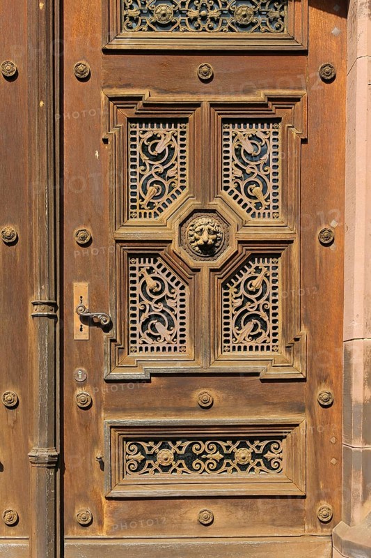 Dotternhausen Castle, Cotta's Castle, Dotternhausen Castle, historical building, aristocratic seat, architecture, detail, ornate wooden door, entrance front door, lion's head, door handle, doorknob, Dotternhausen, Zollernalbkreis, Baden-Württemberg, Germany, Europe