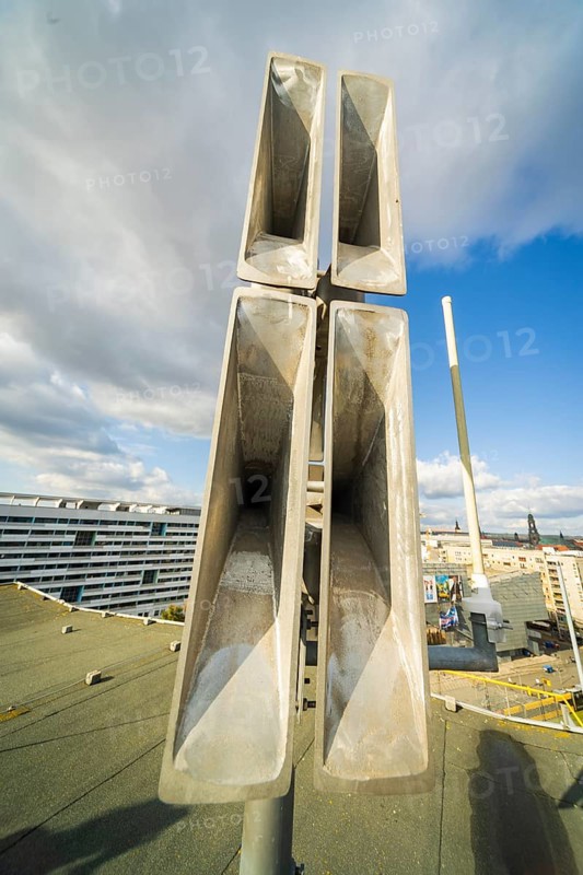 Siren system on a high-rise building in Dresden. It is used to warn the population quickly and effectively in exceptional dangerous situations and to inform them if necessary. Electronic sirens, which can emit both signal tones and voice announcements, are installed almost everywhere in the city. The siren signals are regulated uniformly in Saxony