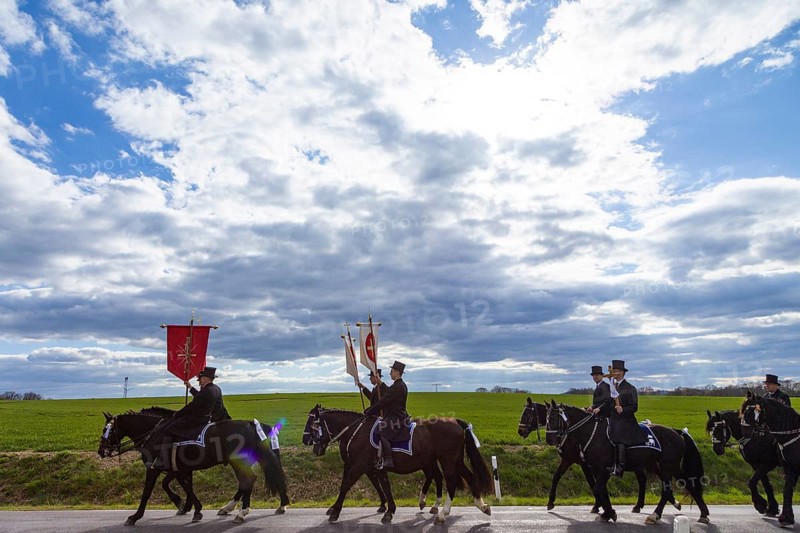Procession from Panschwitz Kuckau to Höflein, Räckelwitz to Crostwitz. Every year at Easter there are about 5 processions in Lusatia, each with about 200 riders. The Catholic Church continues old Sorbian rites here. Thousands of spectators watch the impressive cavalcades