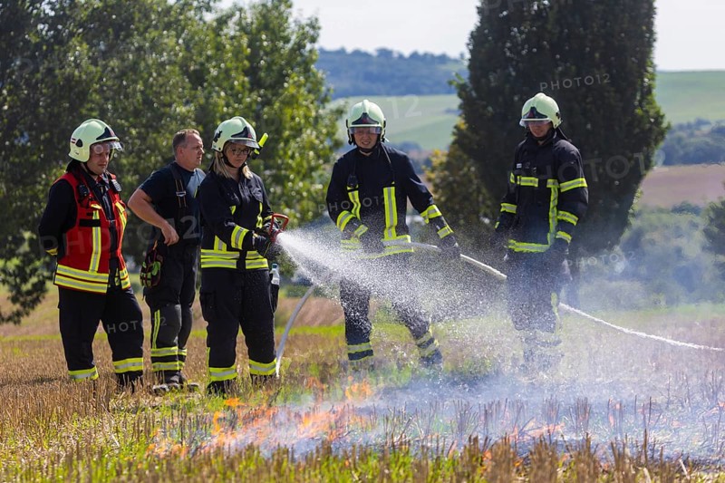 During controlled field fires, the firefighters were able to test various extinguishing methods, from the swatter to the jet pipe