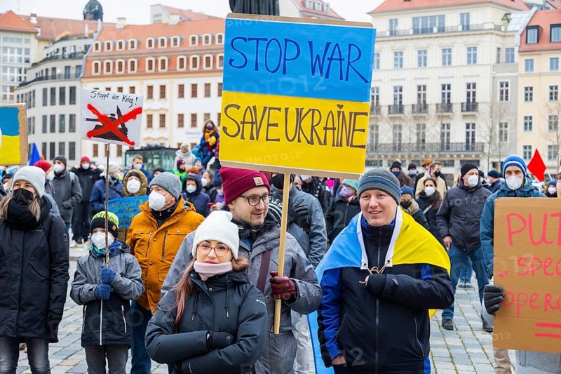 In Dresden, people gathered again on Neumarkt in front of the Church of Our Lady. On posters and banners they demanded, among other things, Stop the War and Freedom for Ukraine and expressed their solidarity with the people in Ukraine