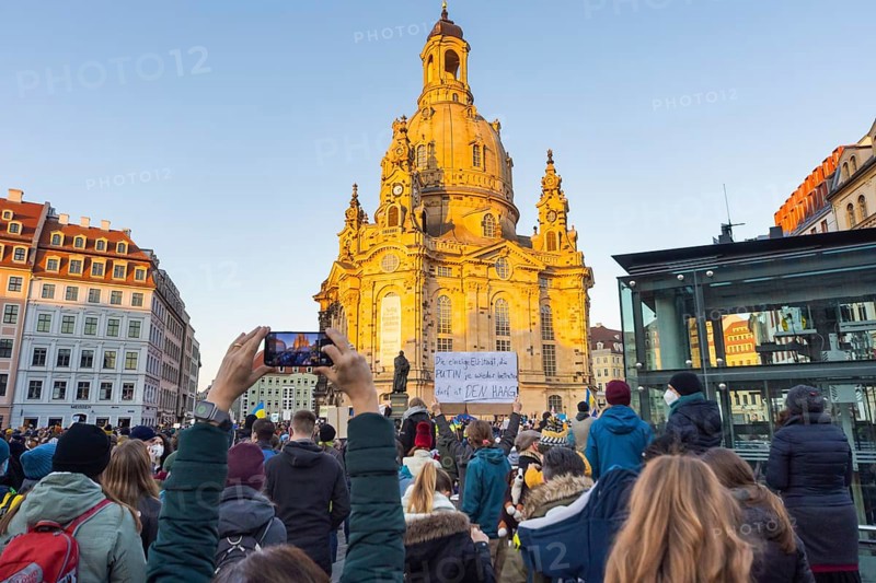 In Dresden, about 3, 000 people gathered on Neumarkt in front of the Church of Our Lady. On posters and banners they demanded, among other things, Stop the War and Freedom for Ukraine and expressed their solidarity with the people in Ukraine