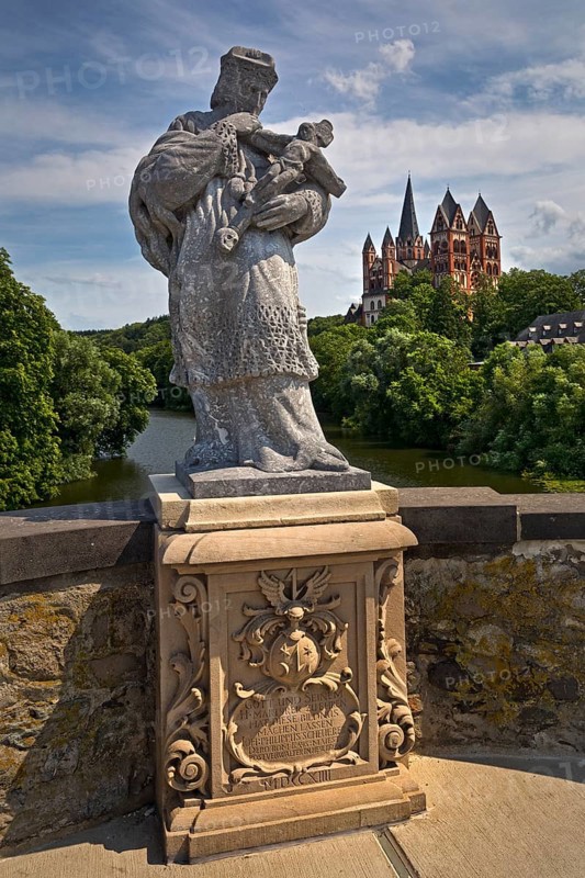 Statue of the bridge saint Nepomuk on the Old Lahn Bridge with Limburg Cathedral St. George, Limburg an der Lahn, Hesse, Germany, Europe