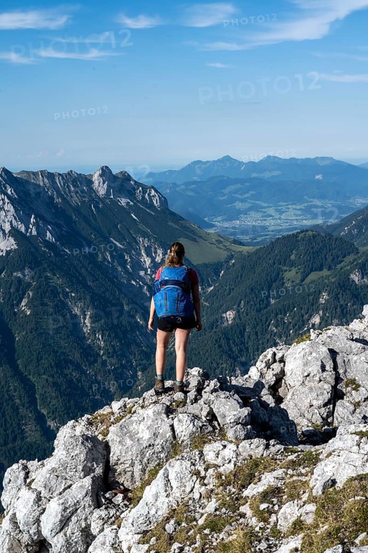 Mountaineer on a ridge path, traversing the Hackenköpfe, behind summit, Scheffauer, rocky mountains of the Kaisergebirge, Wilder Kaiser, Kitzbühler Alps, Tyrol, Austria, Europe