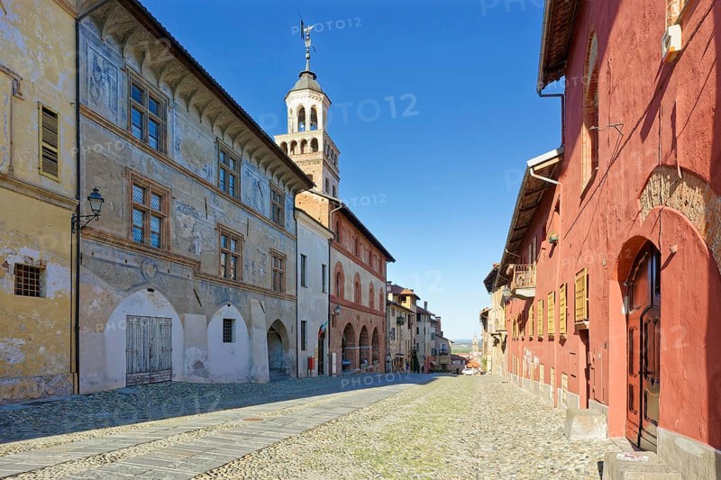 Salita del Castello boulevard, Municipal Palace, Palazzo del Comune and Torre Civica, Saluzzo, Cuneo province, Piedmont, Italy, Europe