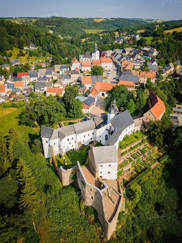Lauenstein Castle originated from a castle with a core dating from the 13th century in the Lauenstein district of Altenberg in the Sächsische Schweiz-Osterzgebirge district in Saxony, which was extended and developed into a castle from the middle of the 16th century onwards