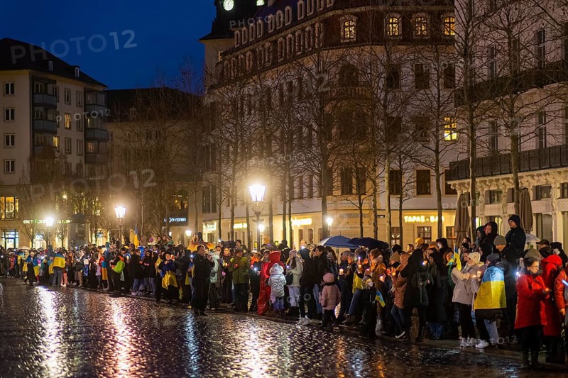 On the first anniversary of the Russian invasion of Ukraine, a large solidarity rally of Dresdeners with numerous Ukrainian refugees took place on Neumarkt in front of the Church of Our Lady. At the end, all participants came together to form a large chain of lights