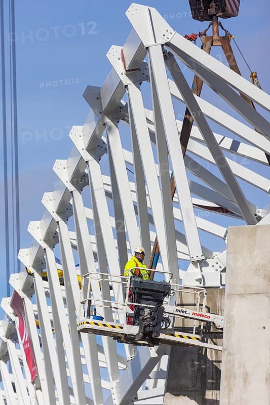 Assembly of the 105-metre-long light ring girder above the north stand of the Heinz Steyer Stadium