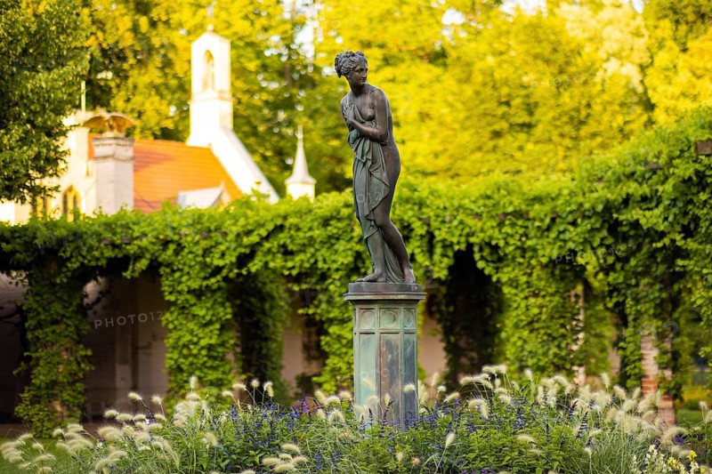 Hermann Fürst von Pückler-Muskau created the Branitz Park and the Branitz Palace, his work of old age. Venus bed