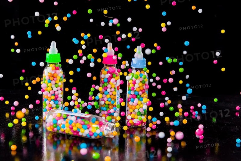 Love beads are dragées made of sugar with a diameter of a few millimetres and coloured in various colours. They are often offered at public festivals and fairs. The first love pearls were completed in 1908 in the Rudolf Hoinkis confectionery factory in Görlitz, which was founded on 16 August 1896 and still exists today