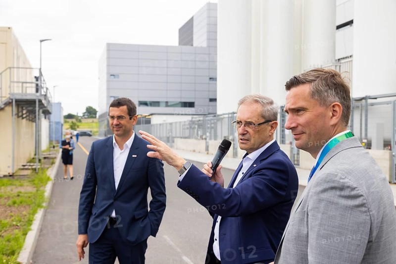 Minister of Economics Martin Dulig visited the newly built Bosch semiconductor factory in Dresden on Monday, 19 July 2021. Together with the new site manager, Dr Christian Koitzsch, and the old site manager, Otto Graf, he toured the factory and grounds of the plant. It is the first visit of the Saxon Minister of Economic Affairs to the chip factory. With the official opening of the Bosch semiconductor factory in Dresden on 7 June, another important player has settled in Silicon Saxony. For this