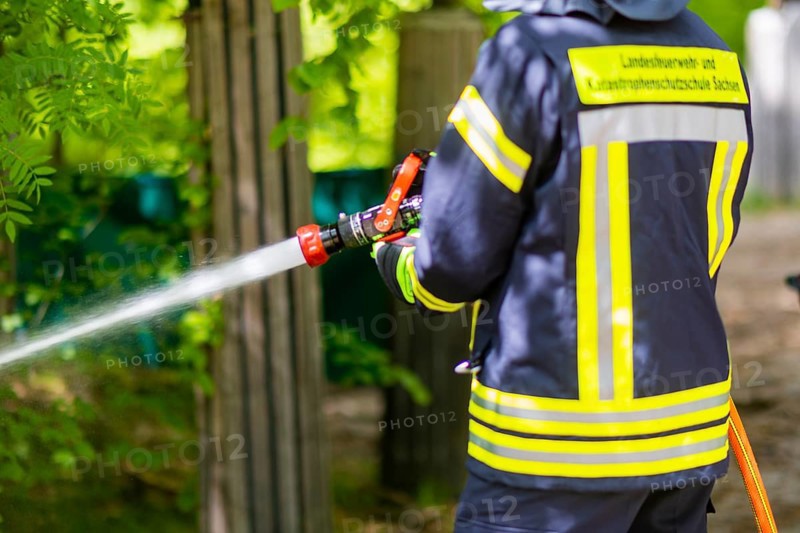 Joint press event of the Saxon State Ministry of the Interior and the Saxon State Ministry of Energy, Climate Protection, Environment and Agriculture Interior Minister Armin Schuster and Environment Minister Wolfram Günther provided information on how to be better prepared for the next forest fires. A firefighter demonstrates the use of extinguishing water from a newly constructed underground cistern