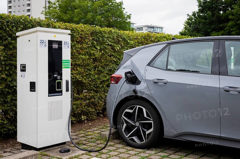 Charging station for electric vehicles on the grounds of the Transparent Factory, charging an ID.3