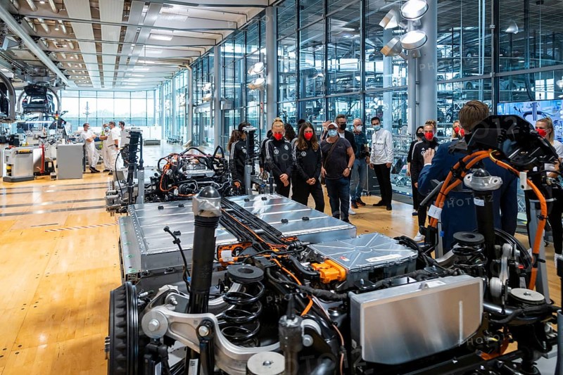 National woman's football team visits VW's Transparent Factory The German national woman's football team has now visited the Transparent Factory in Dresden. This is where Volkswagen has been producing the all-electric ID.3 since the beginning of the year. Site manager Danny Auerswald explains the assembly process at the wedding station, where the body and floor assembly are bolted together