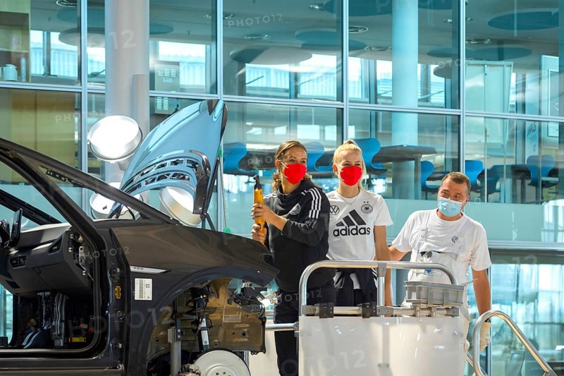 Women's national football team visits VW's Transparent Factory The German woman's national football team has now visited the Transparent Factory in Dresden. This is where Volkswagen has been producing the all-electric ID.3 since the beginning of the year. Sara Däbritz and Merle Frohms lend a hand at the wedding, supported by assembly worker Gilbert Schulze