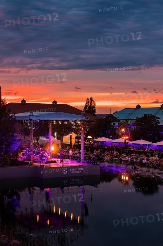 The Seebühne Dresden a new place for art, culture and enjoyment. On the Seebühne in the Ostra-Areal, the exclusive location, there were four concerts with great artists., Jan Josef Liefers with his band RADIO DORIA