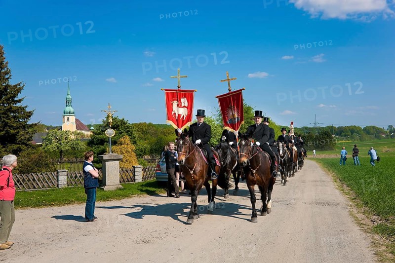 Every year at Easter there are about 5 processions in Lusatia, each with about 200 riders. The Catholic Church continues old Sorbian rites here. Thousands of spectators watch the impressive cavalcades