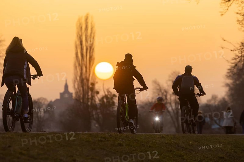 The spring-like temperatures attract many people to the open air, the Elbe meadows and the Elbe cycle path, despite Corona restrictions. The special weather situation colours the sky yellowish early and in the evening, due to Sahara dust flowing in