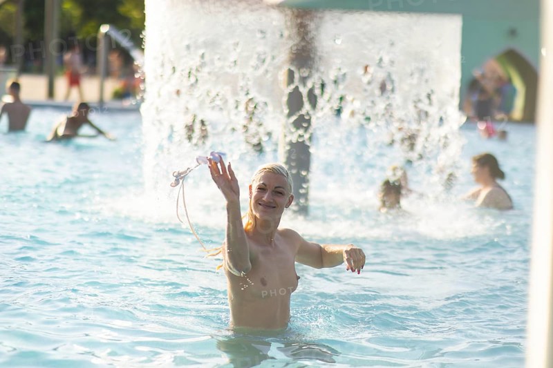 From now on, topless bathing and swimming is allowed in the swimming pools of the city of Dresden. The previously valid bathing regulations have been amended to this effect. Accordingly, the swimwear must now only completely cover the primary sexual characteristics when staying in the wet area. The new rule applies in all municipal outdoor and indoor swimming pools, Dresden, Saxony, Germany, Europe