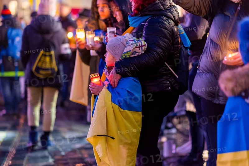 On the first anniversary of the Russian invasion of Ukraine, a large solidarity rally of Dresdeners with numerous Ukrainian refugees took place on Neumarkt in front of the Church of Our Lady. At the end, all participants came together to form a large chain of lights