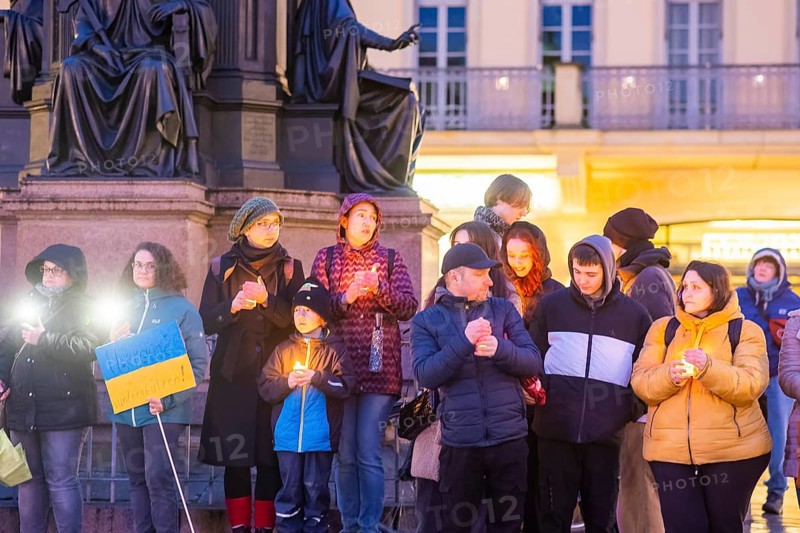 On the first anniversary of the Russian invasion of Ukraine, a large solidarity rally of Dresdeners with numerous Ukrainian refugees took place on Neumarkt in front of the Church of Our Lady. At the end, all participants came together to form a large chain of lights