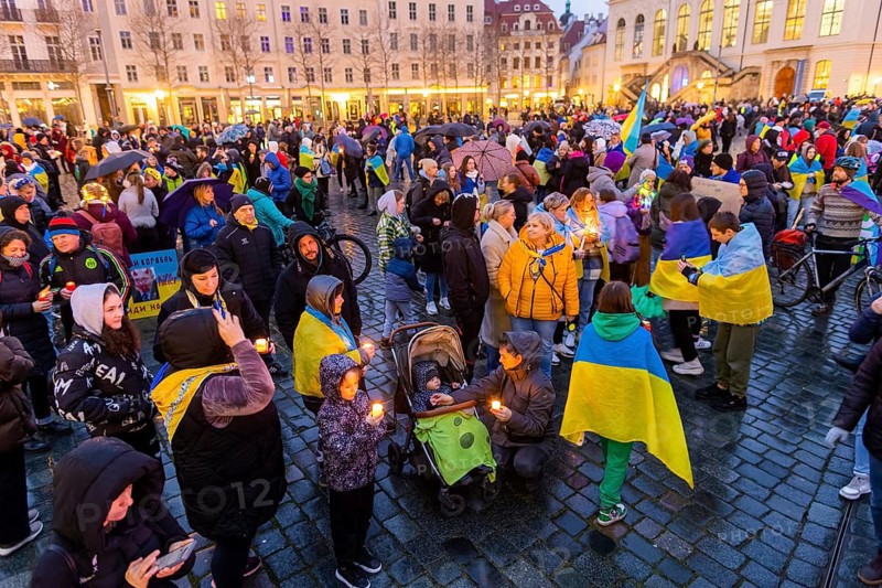 On the first anniversary of the Russian invasion of Ukraine, a large solidarity rally of Dresdeners with numerous Ukrainian refugees took place on Neumarkt in front of the Church of Our Lady. At the end, all participants came together to form a large chain of lights