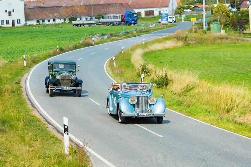 A drive for vintage vehicles. Skilful handling of the vehicle, finding the route by means of the road book and consistent driving style will be assessed. The route, time and drive-through checks as well as special stages are specified in the road book and on the boarding card. Ford Model A 1928 and Jaguar MK IV 1948