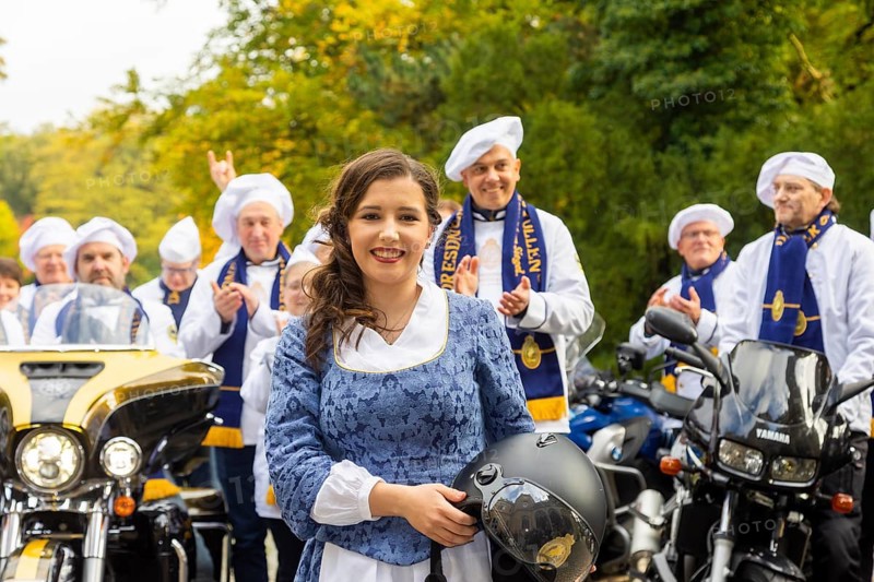 17-year-old bakery apprentice Lisa Zink is Dresden's new Stollen Girl. Her inauguration at Eckberg Castle was celebrated with a biker parade, in which Dresden bakers presented themselves on their own motorbikes. The new Stollen Girl rode up in front of the castle as a pillion passenger on a Harley-Davidson
