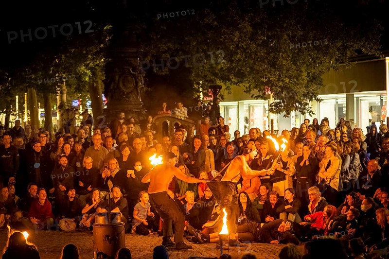 Due to the pandemic, the Schaubudensommer 2021 was moved to the more spacious main street in Dresden's new town. Here, international artists enchanted their audiences. closing fire show with the Irrwisch Theatre (AUT) Losst's es brennan!