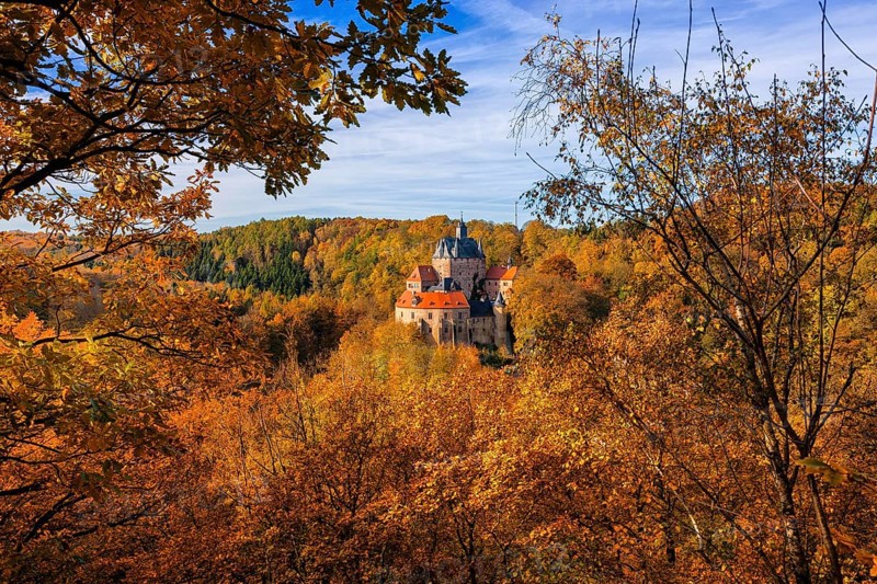 DEU Saxony Kriebstein Kriebstein Castle rises on a steep rock above the Zschopau. Within the large group of hilltop castles, it embodies the type of mountain Spornburg: it lies on the outermost spur of a mountain spur around which the Zschopau flows in a wide curve on three sides