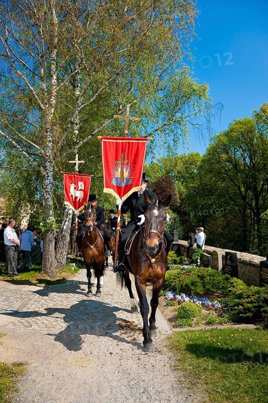Every year at Easter there are about 5 processions in Lusatia, each with about 200 riders. The Catholic Church continues old Sorbian rites here. Thousands of spectators watch the impressive cavalcades